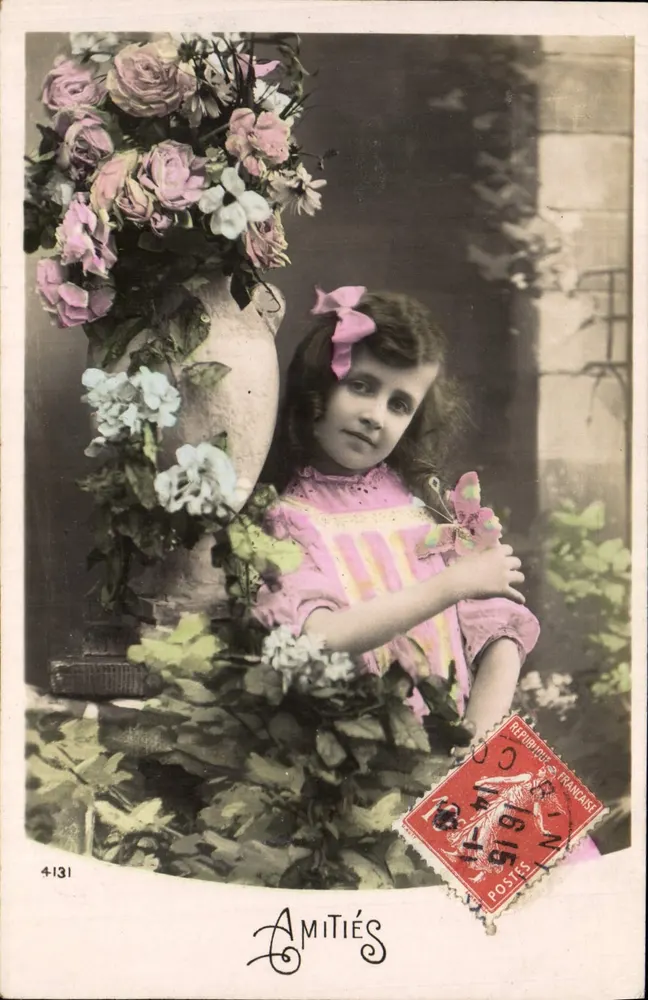 Menina em vestido rosa entre flores — série 4-131 — editor Amitiés - Frente