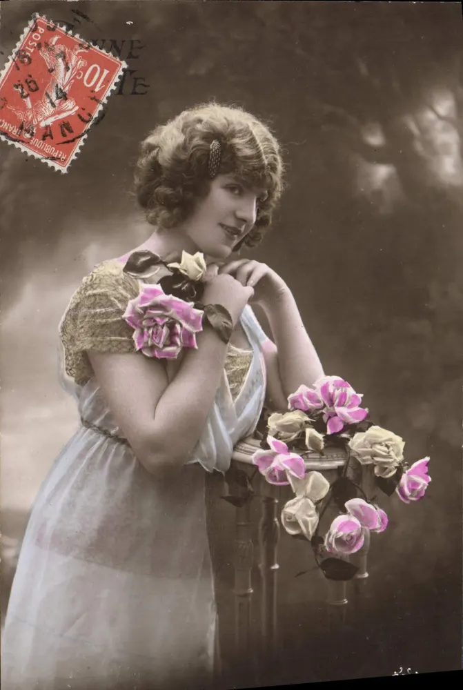 Junge Frau mit Rosen — Photographie — unbekannter Verlag - Vorderseite