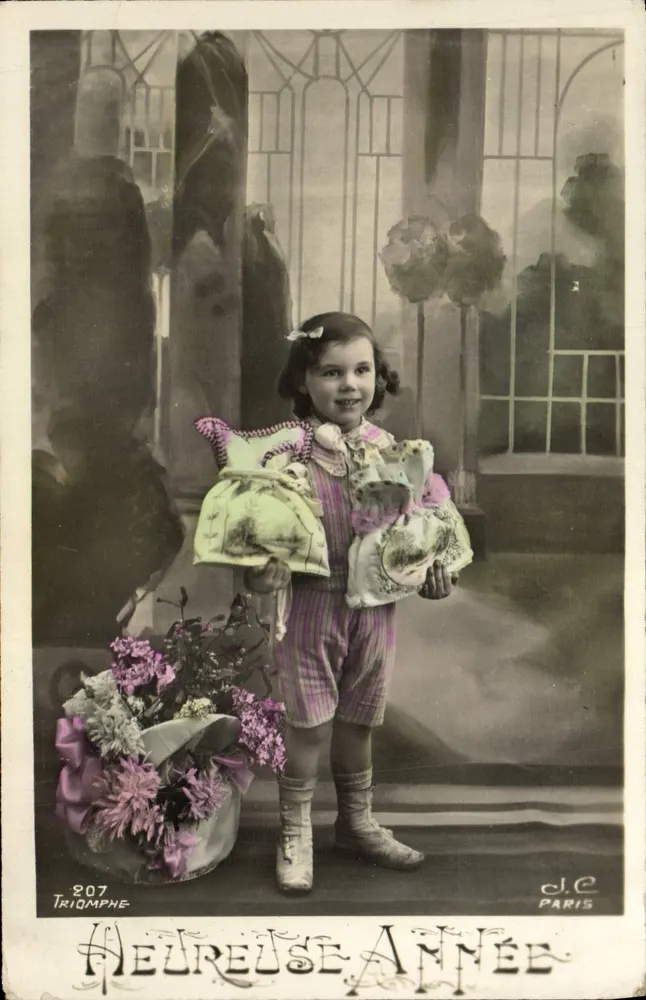 Fille tenant des jouets et un bouquet — 'Heureuse Année' — D.J.C. Paris, n°207 - Recto