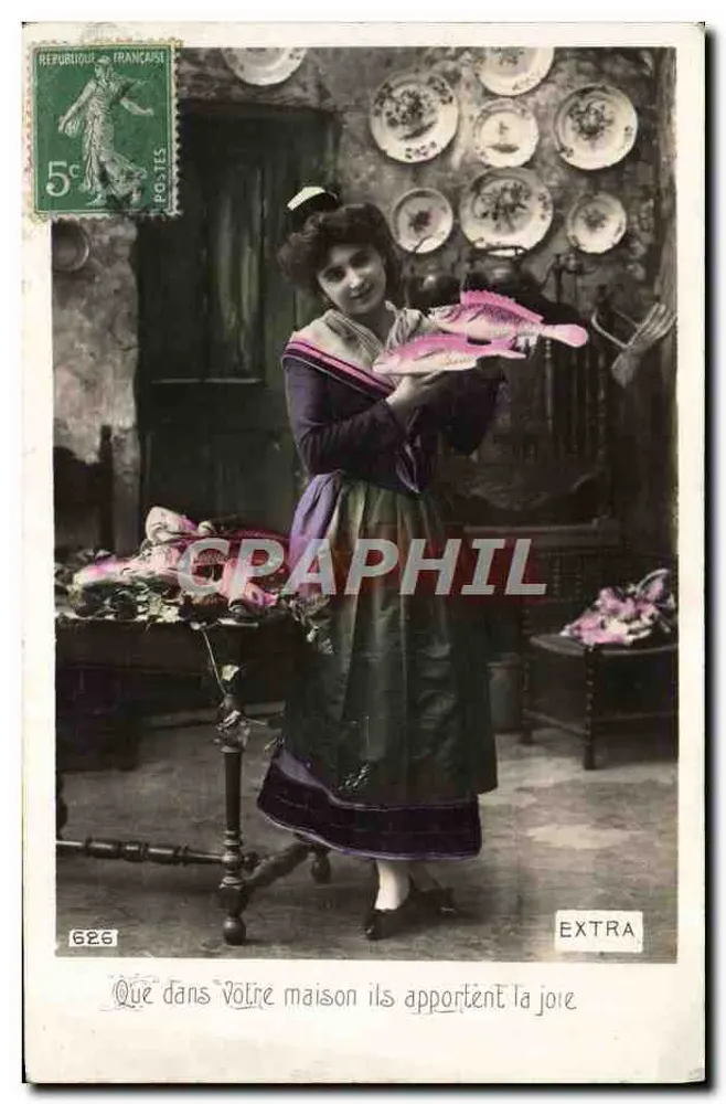 Frau im traditionellen Kleid — mit rosa Fischen — Verlag EXTRA, Nr. 626 - Vorderseite