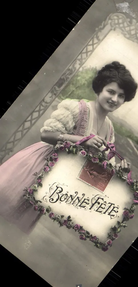 Junge Frau in einem rosa Kleid — hält ein Herz aus Rosen mit Stempel — Verlag nicht sichtbar - Vorderseite