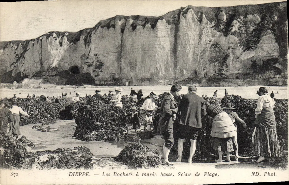 Dieppe — Los Rochers a marea baja. Escena de playa — ND. Fot. - Anverso