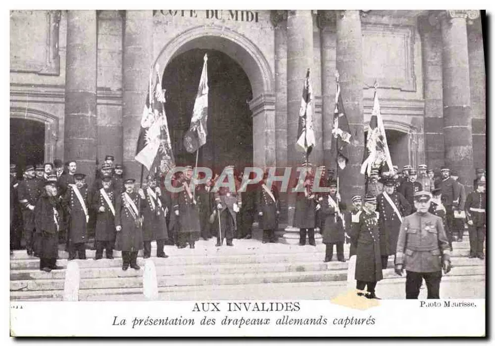 Aux Invalides — La présentation des drapeaux allemands capturés — Photo Mourisse - Vorderseite