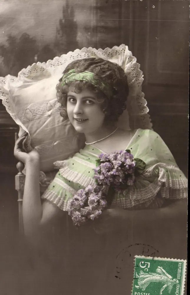 Junge Frau in grünem Kleid — mit Lilienstrauß — veröffentlicht von der Société des Cartes Postales de Paris - Vorderseite