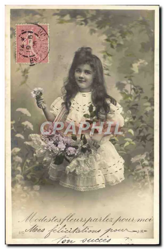 Menina em vestido branco segurando flores — 'Modestas flores falam por mim / Minhas felicitações pelo seu sucesso' — J.K. — n°410 - Frente