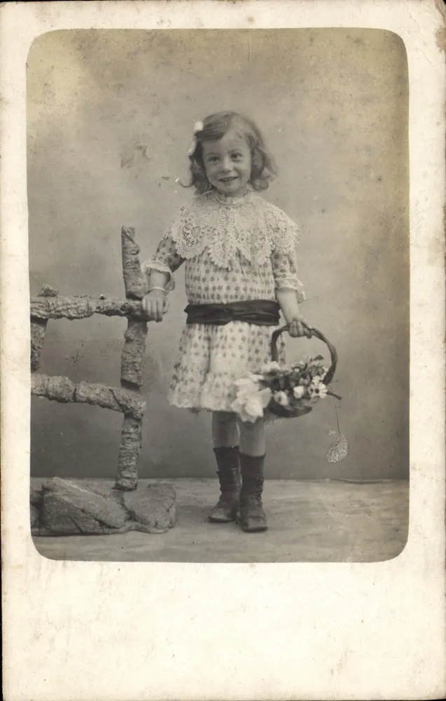 Menina pequena com cesto de flores — estúdio — n° 12345 - Frente