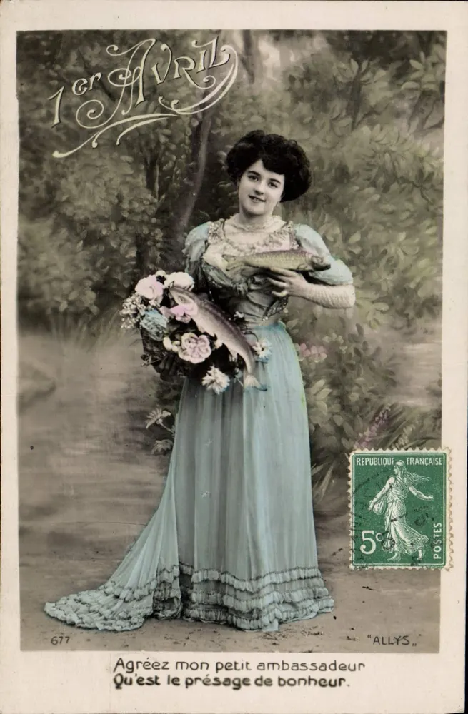 Junge Frau in blauer Robe, die einen Fisch und einen Blumenstrauß hält — 1. APRIL — Verlag ALLYS, Nr. 677 - Vorderseite