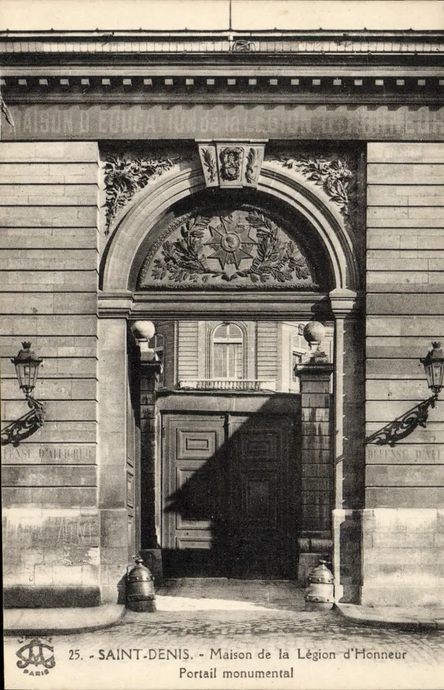 Saint-Denis - Haus der Ehrenlegion - Monumentaler Portal - Vorderseite