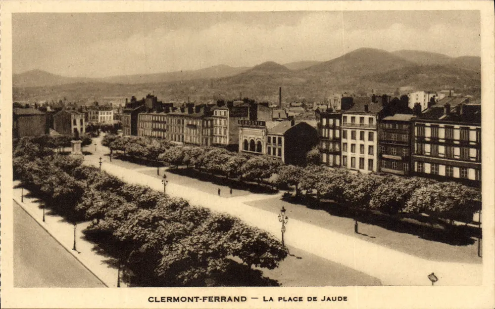Clermont-Ferrand — A Praça de Jaude - Frente