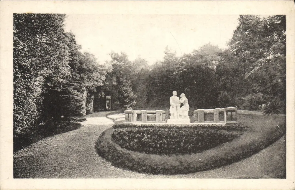 Jardim dos Buissonnets — Monument de Santa Térèsa - Frente