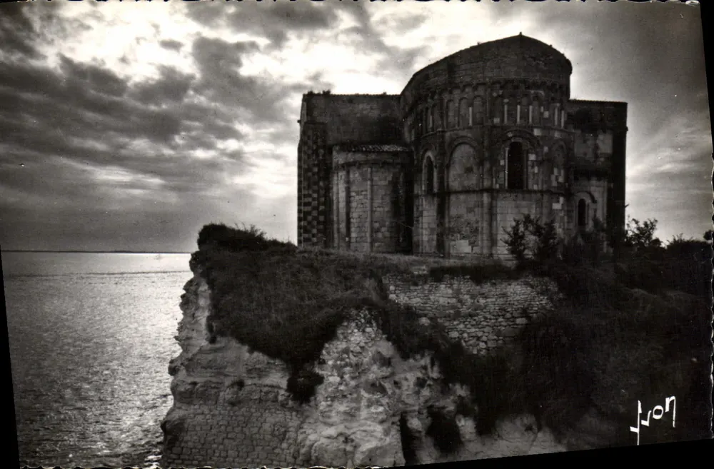 Igreja de Santa Maria da Ilha de Ré — vista da capela — Les Éditions d'Art - Frente