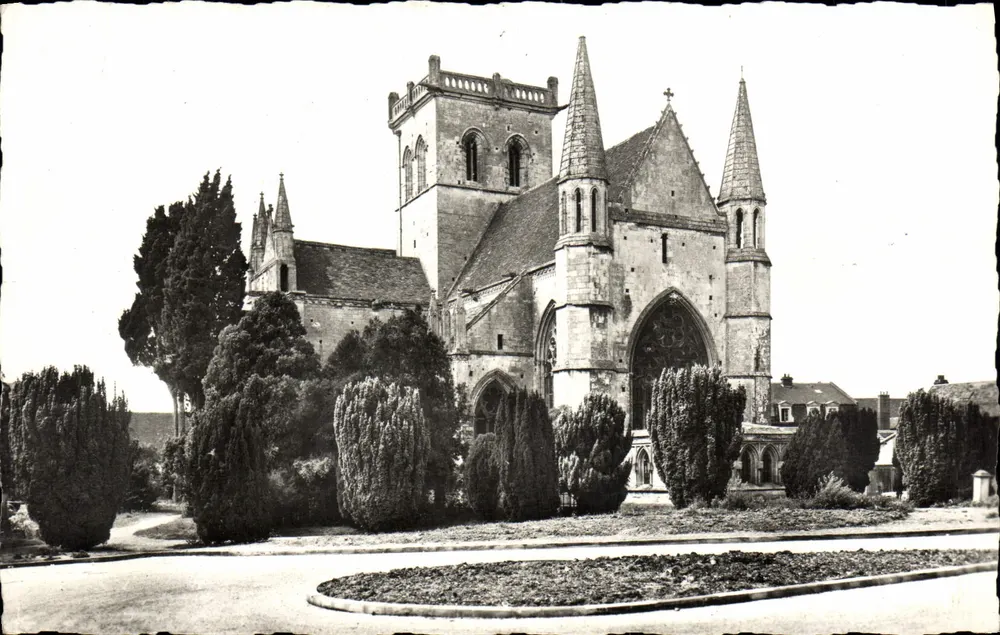 Dives-sur-Mer — A Igreja. (XI e XIV séculos). - Frente