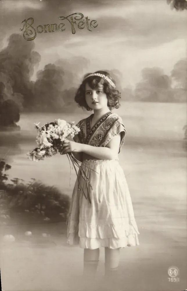 Mädchen mit Blumenstrauß — Frohe Geburtstagskarte — anonymer Verlag, Nr. 769/1 - Vorderseite