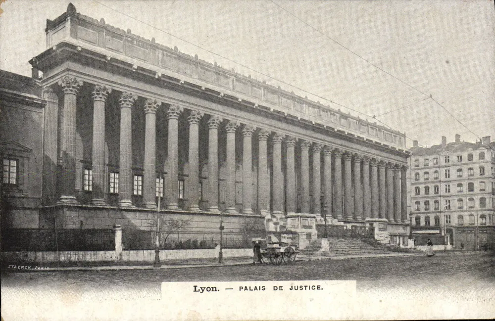 Lyon — Palácio de Justiça — Staerck, Paris - Frente