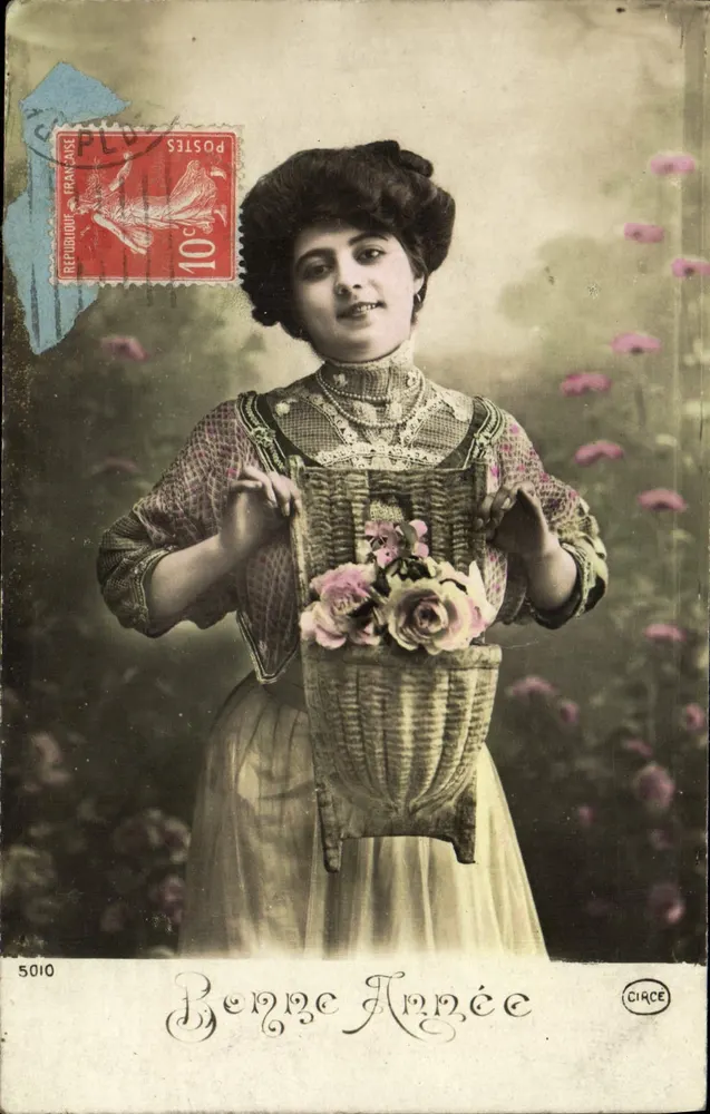 Frau, die einen Rosenkorb hält — Frohe Neujahr — Cirace, Nr. 5010 - Vorderseite