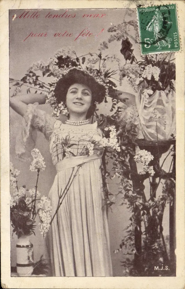 Femme en robe de style Art Déco — décor de fleurs — éditeur M.J.S. - Vorderseite