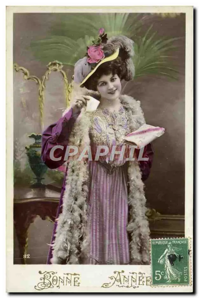 Frau in violettem Kleid und Federjacke — Gutes Neues Jahr — anonymer Verlag, Nr. 82 - Vorderseite