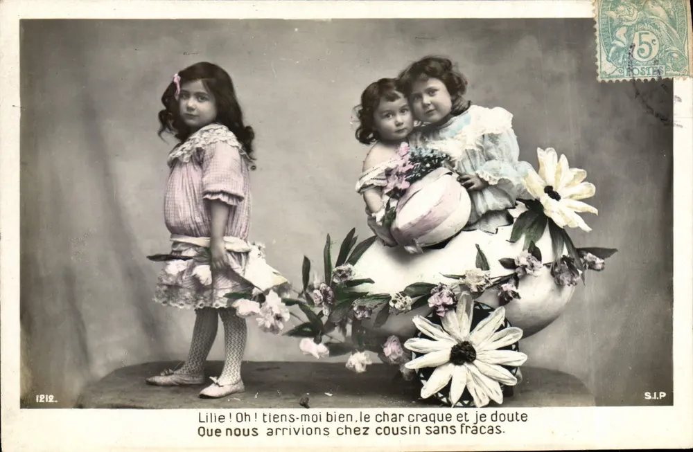 Duas jovens moças e uma menina em um carrinho de flores — S.I.P. n° 1212 - Frente