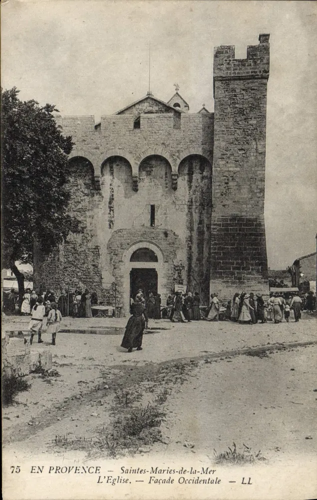 Saintes-Maries-de-la-Mer — Die Kirche — Westfassade — LL - Vorderseite