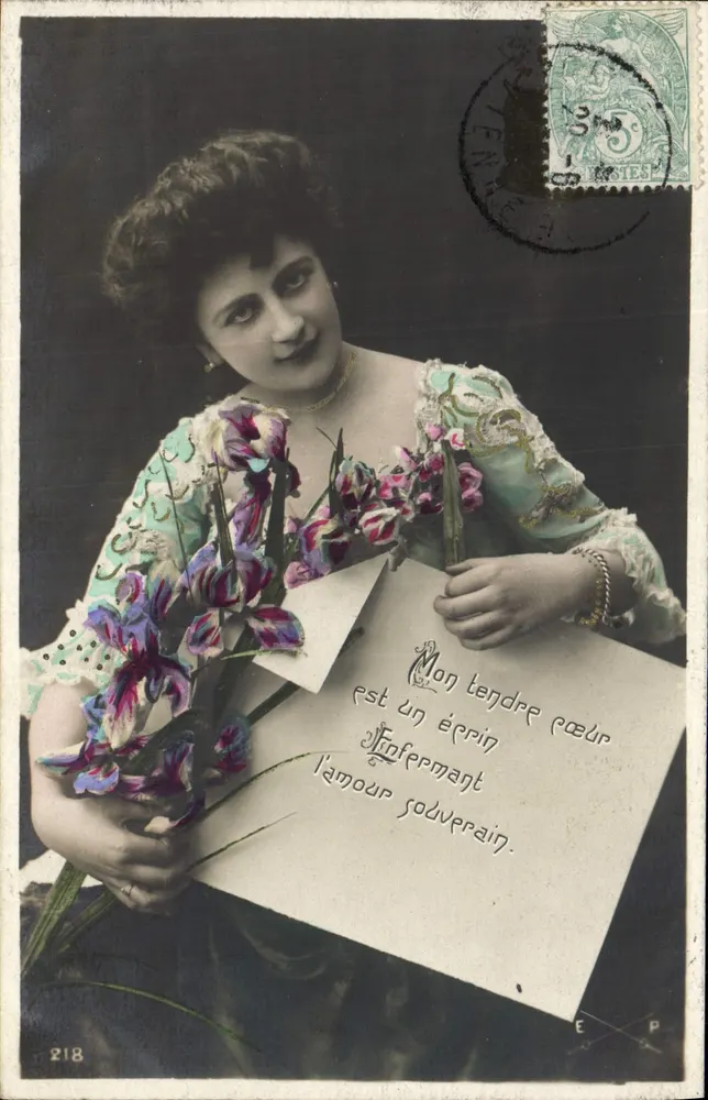 Junge Frau, die einen Strauß Iris hält — Text 'Mein zärtliches Herz ist ein Kästchen, das die souveräne Liebe enthält' — Verlag E.P. n°218 - Vorderseite