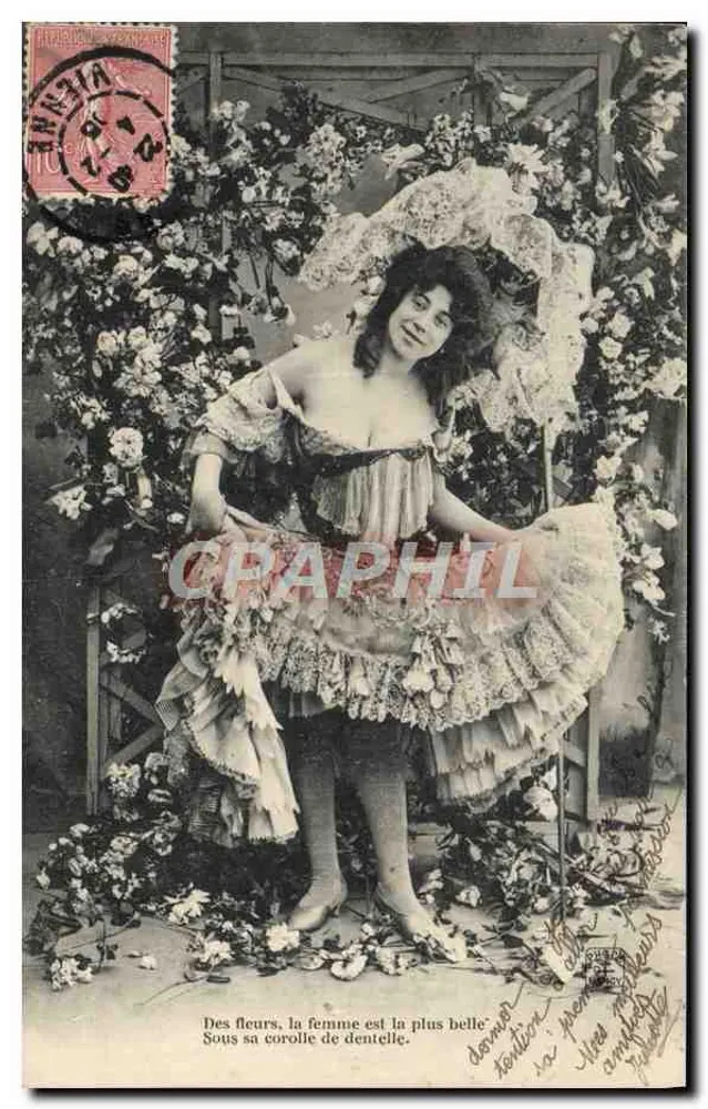 Frau in einem Seidenkleid unter Blumen — Verlag: MARLE (Frankreich) — Seriennummer nicht sichtbar - Vorderseite