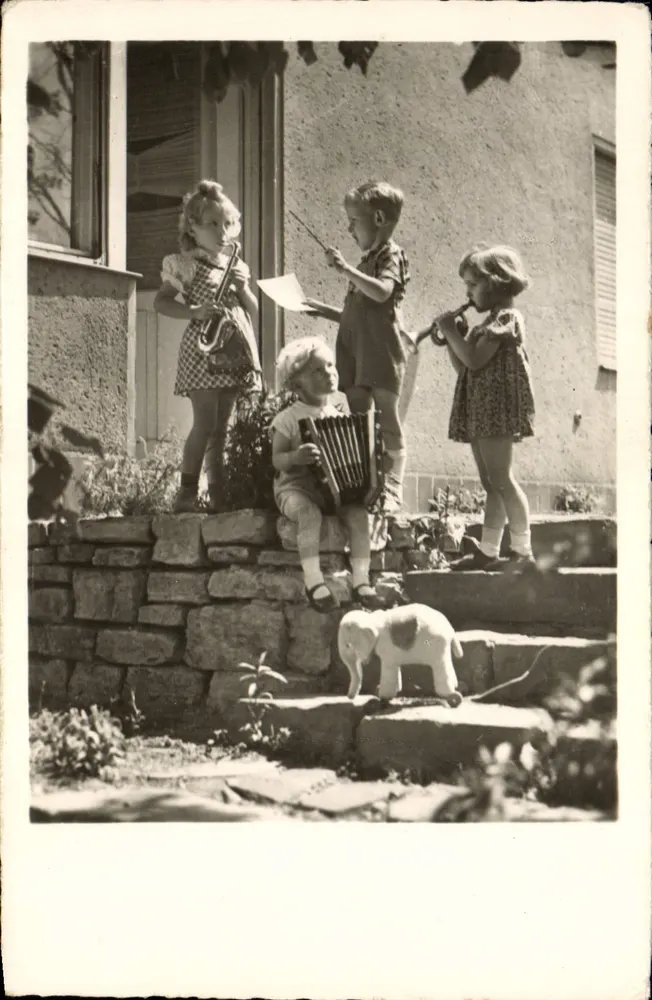 Kinder, die Instrumente spielen — Garten-Szene — Eckle Photography - Vorderseite