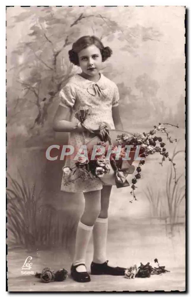Menina em vestido de bolinhas segurando um buquê — Studio Léon Paris — n°5888 - Frente