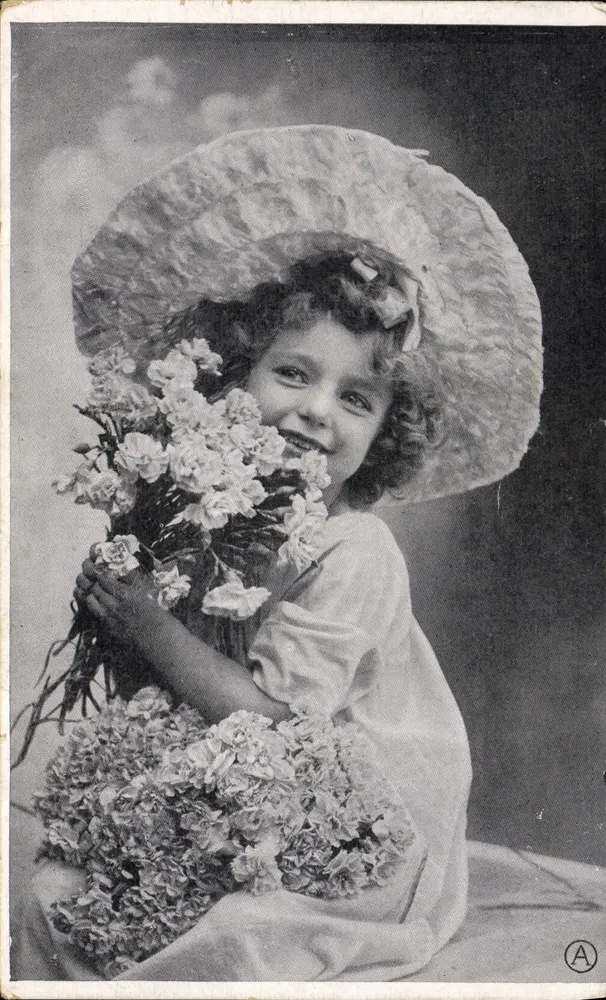 Menina sorridente com um grande chapéu e um buquê de flores — editor A - Frente