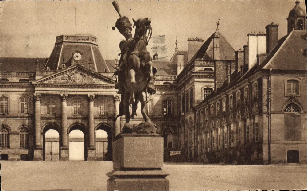 Estátua equestre — Praça do Castelo — Lunéville - Frente