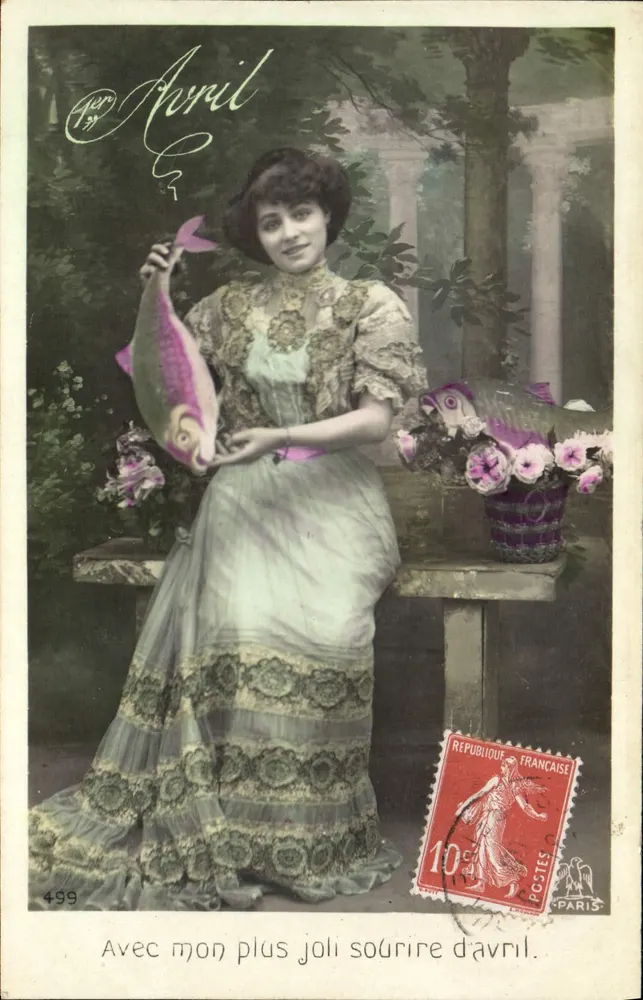 Frau in Kleid mit Mustern, die einen Fisch hält — April — Verlag Paris, n° 499 - Vorderseite