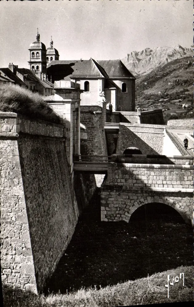 Briançon (Hautes-Alpes) — Ansicht der Pignérol-Tür und der Collegiatekirche Notre-Dame — Art-Edition - Vorderseite