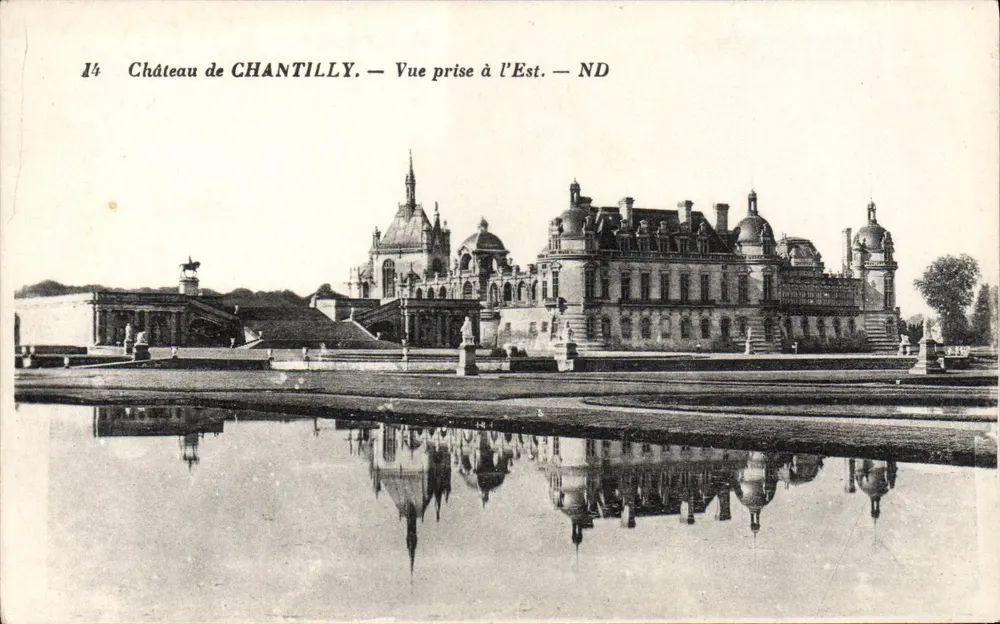 Château de Chantilly — Uitzicht genomen vanaf het Oosten — ND - Voorkant