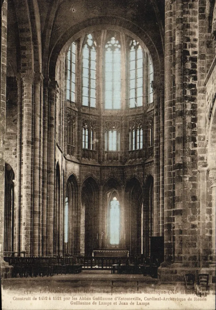 O coro da Basílica — Mont-Saint-Michel — Construído de 1452 a 1521 pelos Abades Guillaume d'Estouteville e Jean de Lamps - Frente