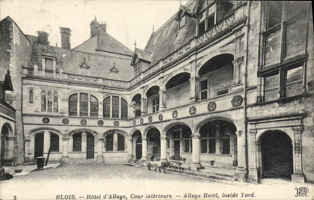 Blois — Hotel d'Alluye, Cour interna — JND Phot. - Frente