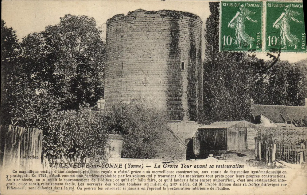 Villeneuve-sur-Yonne (Yonne) — Die große Turm vor der Restaurierung - Vorderseite