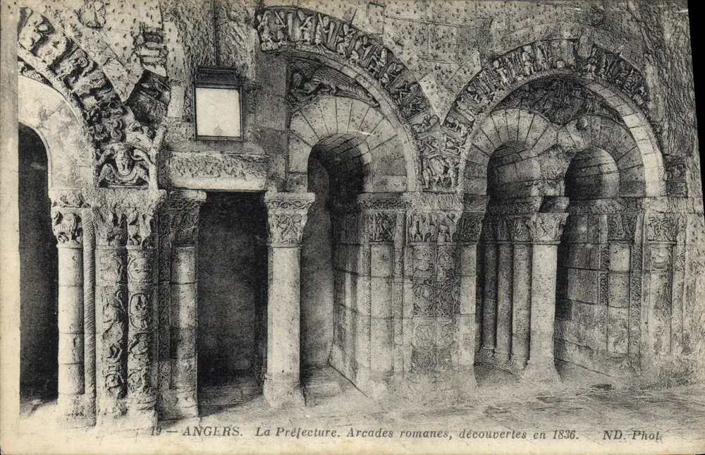 Angers — Die Präfektur. Römische Arcaden, entdeckt im Jahr 1836 — ND. Foto. - Vorderseite