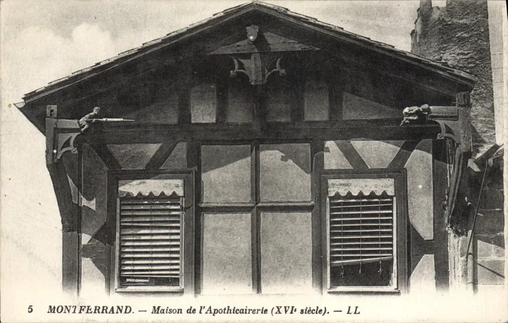 Montferrand — Casa do Farmacêutico (século XVI) — LL - Frente