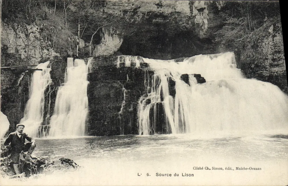 Fonte do Lison — cascata — Cliché Ch. Simon, editor, Maiche-Ornans, n° L. 6 - Frente