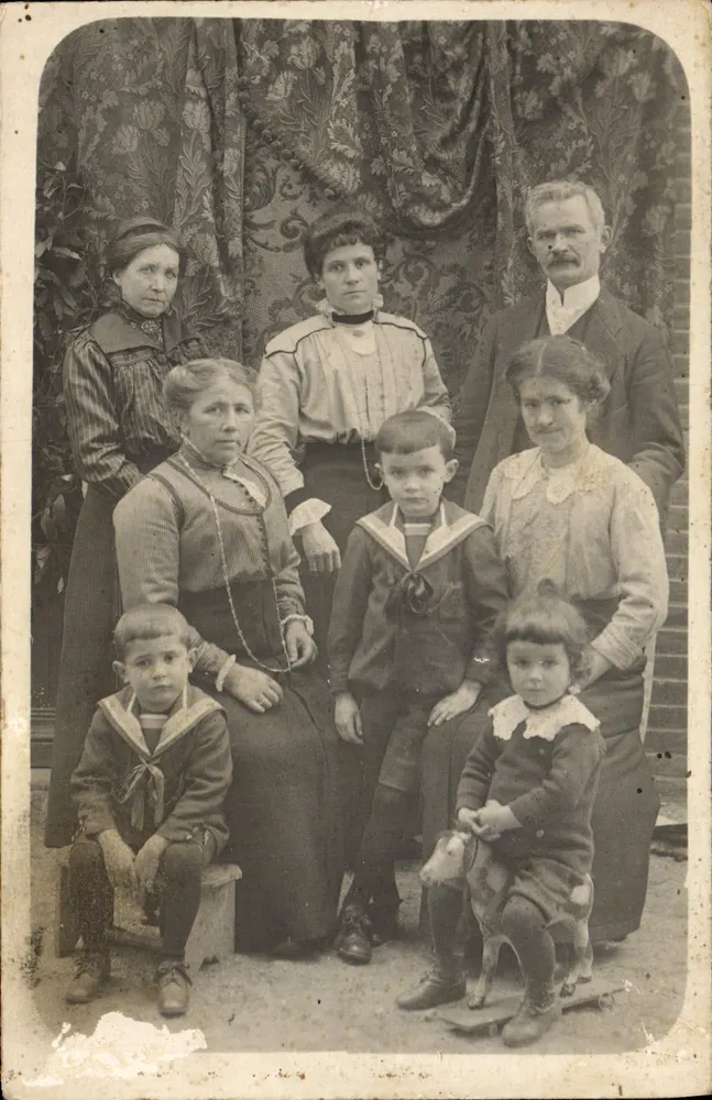 Família — retrato em estúdio — editor desconhecido, número de série não visível - Frente