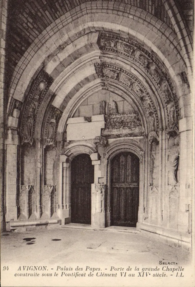 Avignon - Palast der Päpste - Tor der großen Kapelle, gebaut während des Pontifikats von Clement VI im 14. Jahrhundert - SelRCTA - Vorderseite