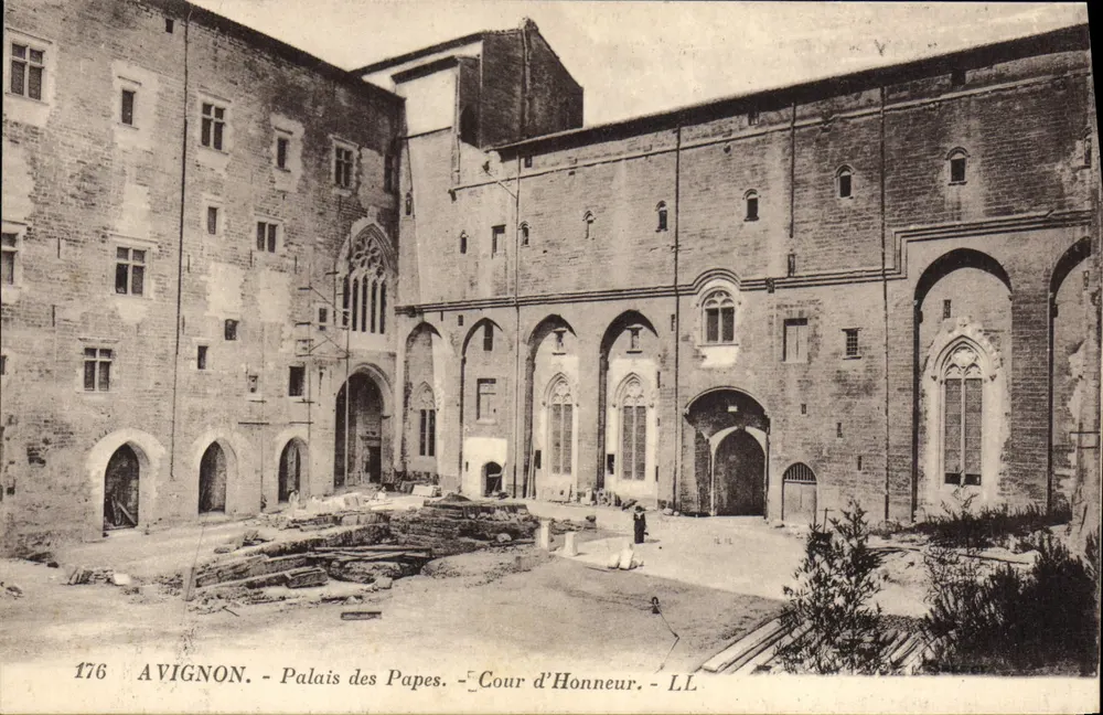Avignon - Palácio dos Papas - Cour d'Honneur - Frente