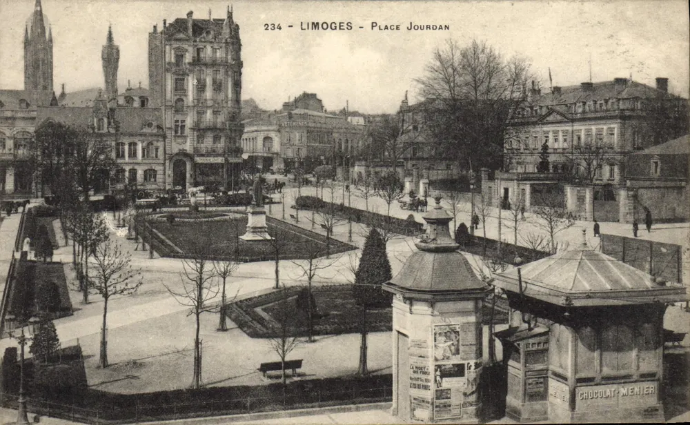 Limoges - Place Jourdan — vista panorâmica com quiosque de chocolate Menier e editora 'Métémènes' - Frente