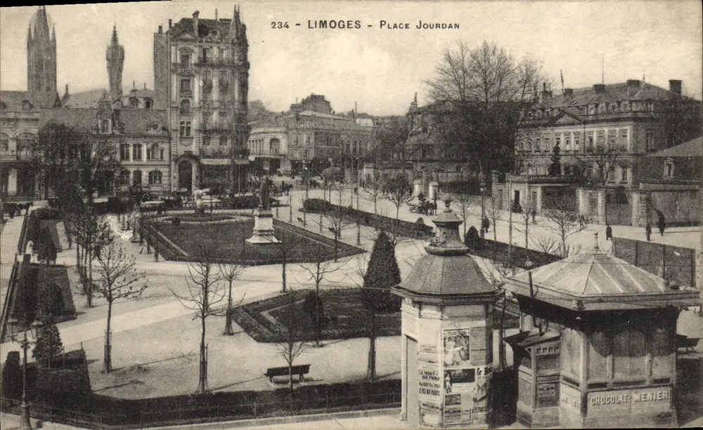 Limoges - Place Jourdan — vista panorâmica com quiosque de chocolate Menier e edifício à esquerda — n° 234 - Frente