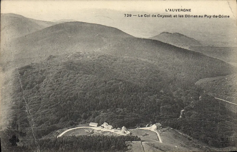 Der Col de Ceyssat und die Dômes im Puy-de-Dôme — Luftaufnahme — Verlag L'Auvergne, Nr. 729 - Vorderseite