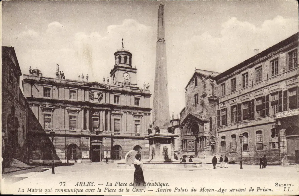 Arles — A Praça da República — Velho Palácio da Idade Média que Servia de Prisão — Lévy Frères & Cie, Paris - Frente