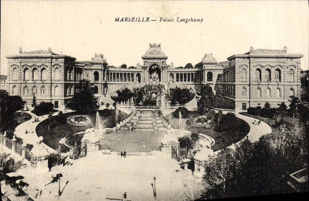 Marselha — Palácio Longchamp — vista do jardim com fonte - Frente
