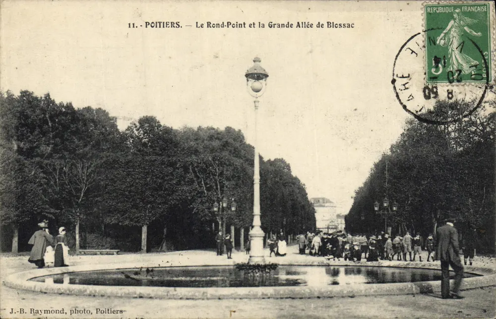 Poitiers — Der Kreisverkehr und die Grande Allée von Blossac — J.-B. Raymond, Foto, Poitiers - Vorderseite