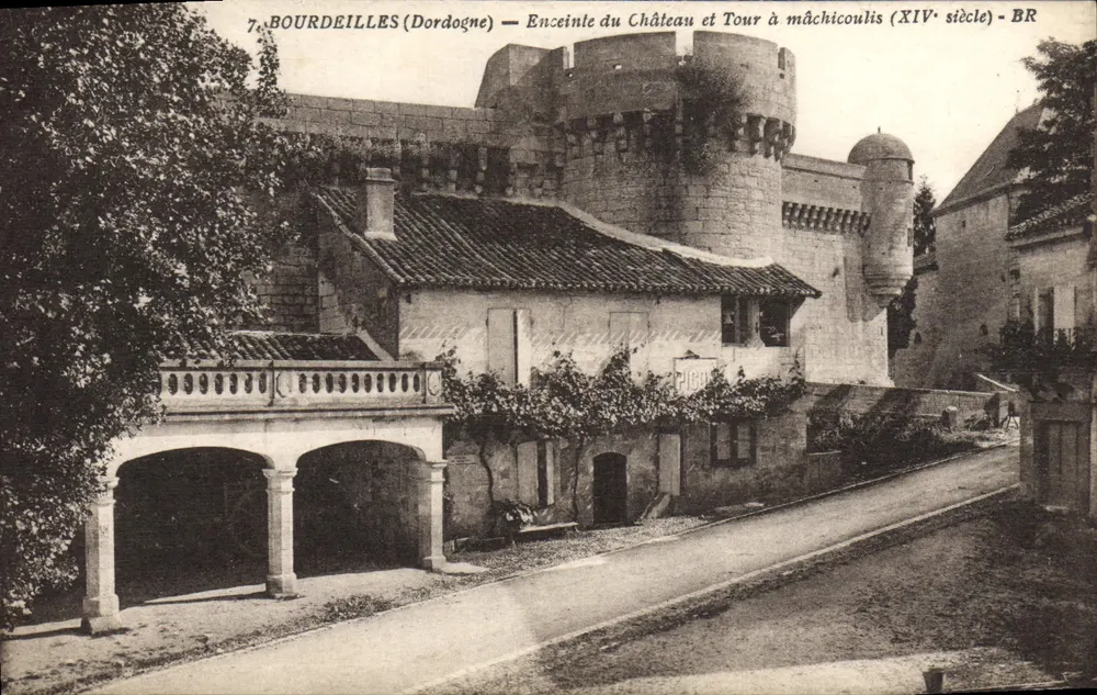 Bourdeilles (Dordogne) — Burg der Festung und Mähchel-Turm (14. Jahrhundert) — BR - Vorderseite