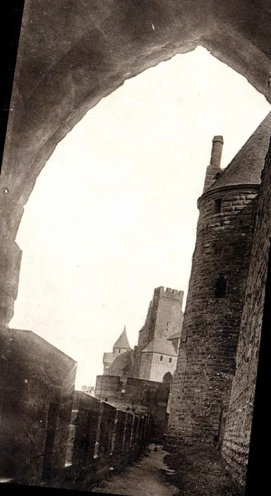 Visão do castelo de Carcassonne — visão a partir de um passagem arqueada — editor não identificado, número de série 11 - Frente