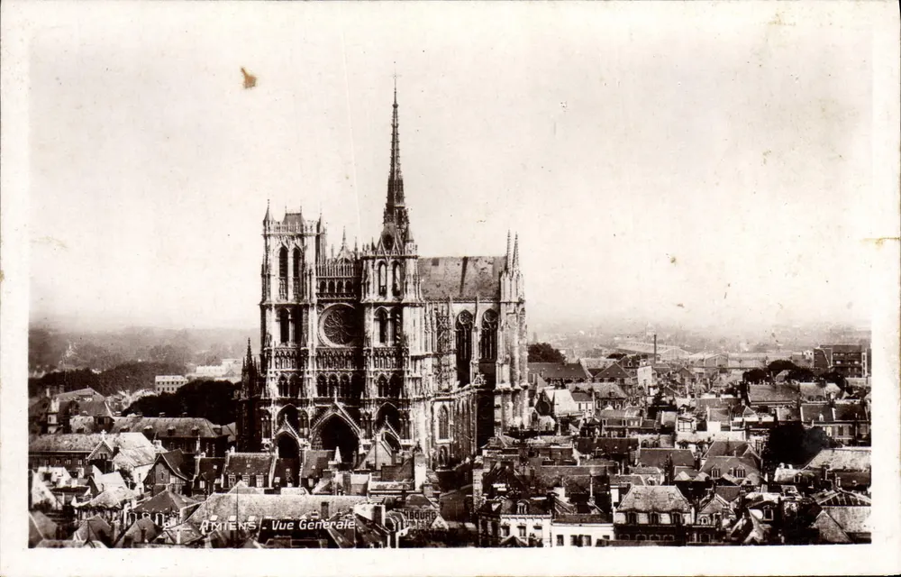 Amiens - Vista Geral — Catedral Notre-Dame e cidade — Edição Veron, Place Catedral, Amiens - Frente